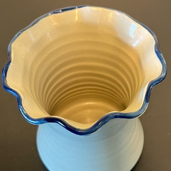 Williamsburg Pottery Salt Glaze Pottery Ruffled Rim Vase w/ Cobalt Blue Flower - Picture 8 of 13